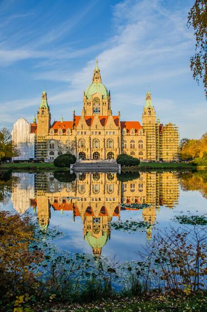 Rathaus komplett mit Spiegelbild