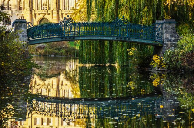 Diese Brücke im Herbst ist besonders schön