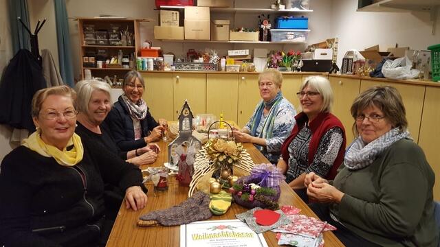 Fleißig beim Vorbereiten, das Team des evangelischen Bastelkreises von links: Hanni Heckel, Christine Niedertrenk, Kirstin Fichtner, Brigitte Ehmig, Gabi Rathgeb und Marianne Angermeier.