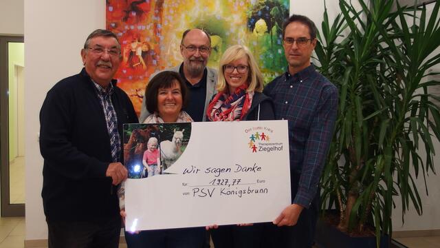 v.l. Jürgen Hoffmann (Vorstand der Tischtennisabteilung Polizei SV Königsbrunn), Anne Hoffmann (Kassiererin des Polizei SV Königsbrunn), Horst Ehrhardt (Vorstand Bunter Kreis), sowie Katharina Beck und Rudi Sabienski (Organisationsteam des Benefizturniers)﻿