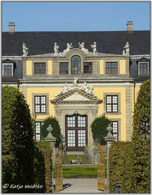 Blick vom Gartentheater durch das Goldene Tor auf das Galeriegebäude (erbaut 1694-1698) (Foto: Katja Woidtke)