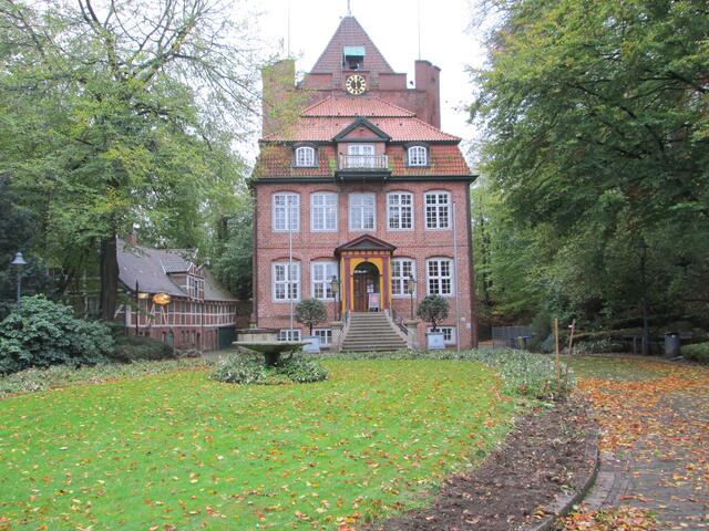 Ende Oktober wird der sommerliche Blumenschmuck vor dem Schloss entfernt: https://www.myheimat.de/cuxhaven/kultur/lange-war-das-schloss-ritzebuettel-verwaltungssitz-der-hamburger-amtmaenner-die-auch-fuer-die-hamburger-exklave-insel-neuwerk-zustaendig-waren-m4469791,2910547.html Links die Gaststätte "Schloss-Restaurant" im früheren Marstall.