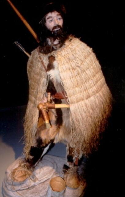 Diese Kleidung trug der Ötzi, als er das Tisenjoch überqueren wollte. Einen großen Wert hatte damals das Kupferbeil. (Modell von der EXPO 2000)