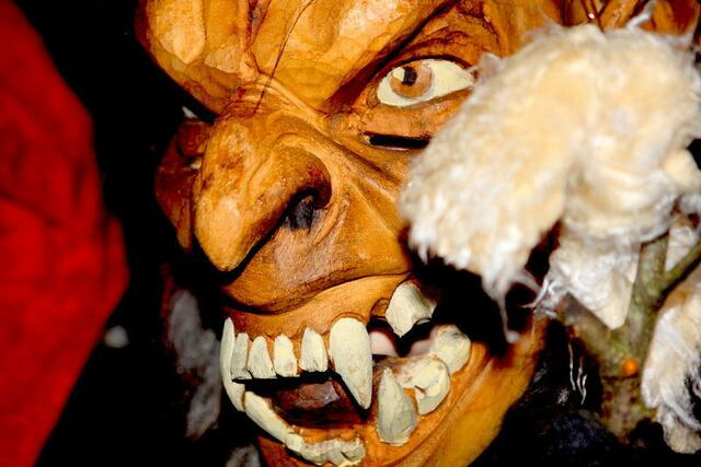 Auch wenn die Gesichter das Fürchten lehren könnten, Kinder sehen sofort, dass die Masken nur aus Holz sind.