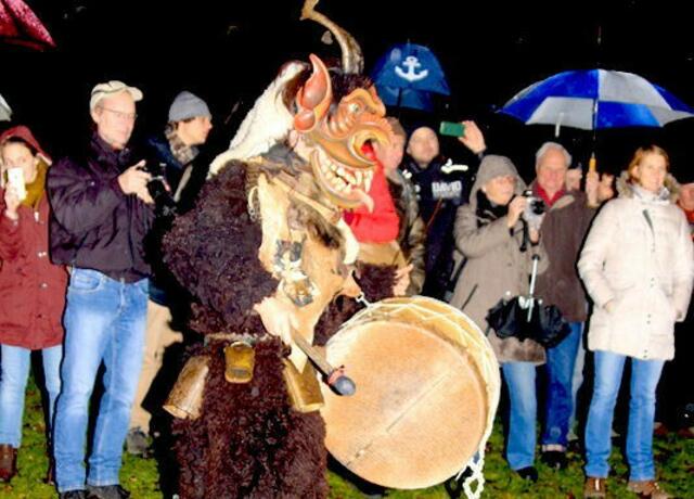 Laute dumpfe Rhythmen und das Stampfen der Wintergeister sollen die Frühlingskräften im Boden aufwecken