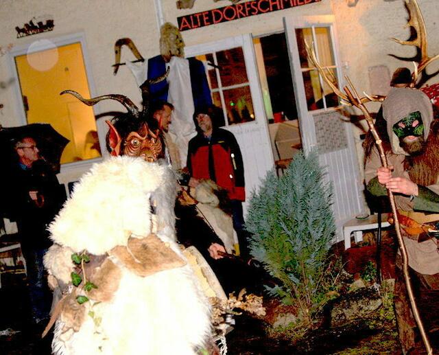 Hier an der alten Dorfschmiede in der Lindenstrasse 1 unten an der Hauptstrasse treffen sich die Perchten am Ende des Spektakels