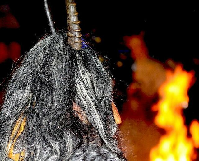 Mit lang zotteligem Fell, Tierhörnern, lauten Glocken und Trommeln tanzen die Perchten ums Neujahrsfeuer