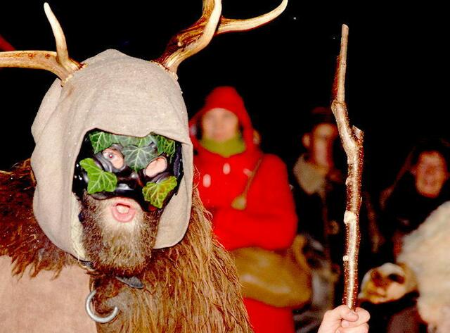 Knecht Ruprecht, Berchtold, der männliche Begleiter der Naturgöttin führt das Spiel an