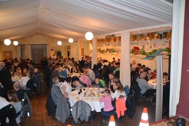 Ein gut gefüllter Saal mit Teilnehmern