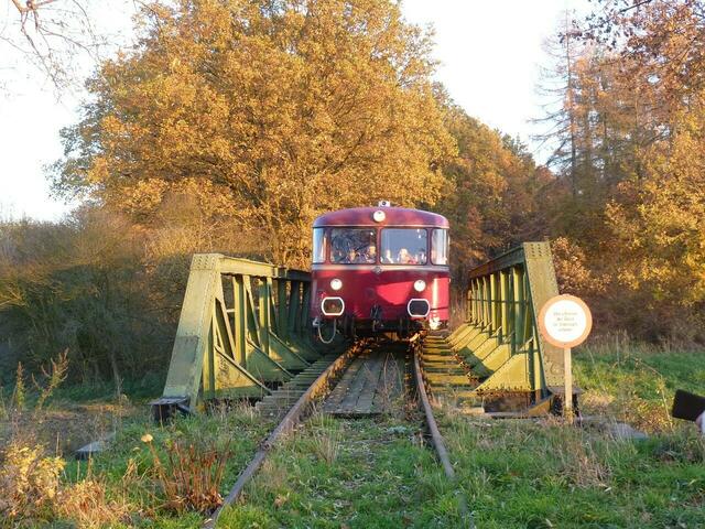 Souverän steuert Joachim Leiner seinen ganzen Stolz über die Auebrücke (in der Nähe von Ehlershausen).