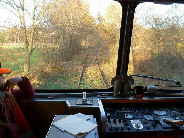 Hinter der Kurve beginnt auf der linken Seite das Gelände der ehemaligen Heeresmunitionsanstalt.