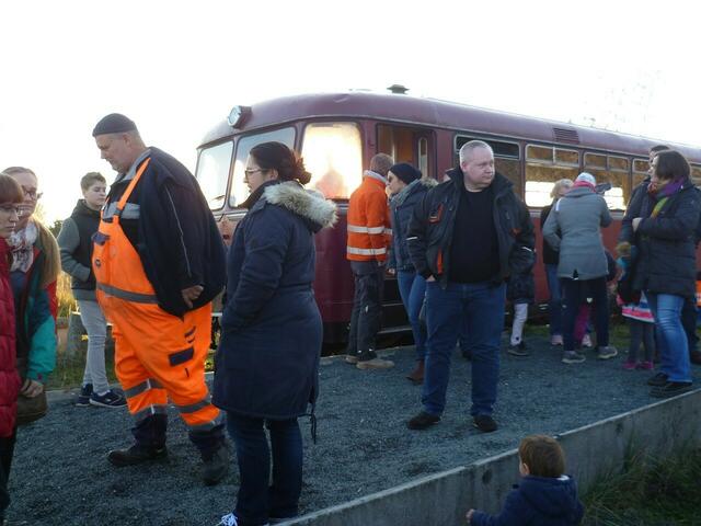 „Haltepunkt“ Wathlingen. - Schon fast ein Markenzeichen: Die dunkelblaue Rollrandmütze und die lässig geschnittene Latzhose in signalrot. Das ist der Vereinsvorsitzende der Kalibahn Niedersachsen-Riedel Joachim Leiner.