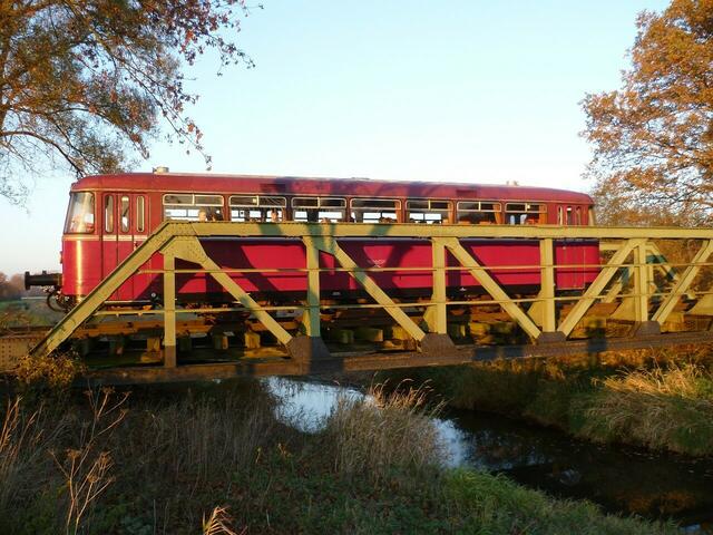 Der Schienenbus gehört zur Baureihe 798.