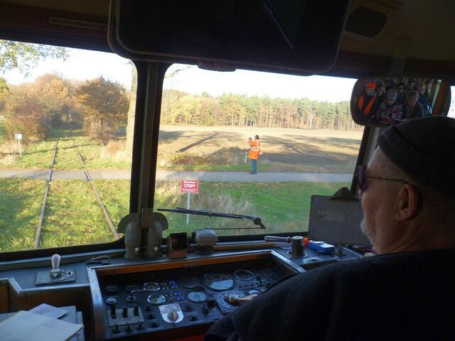 Ein Streckenposten sichert die Kreuzung mit dem Wirtschaftsweg.