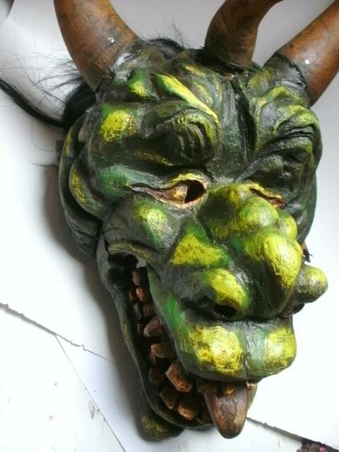 Drachenähnlicher Stil alter Salzburger Masken in Puch bei Hallein