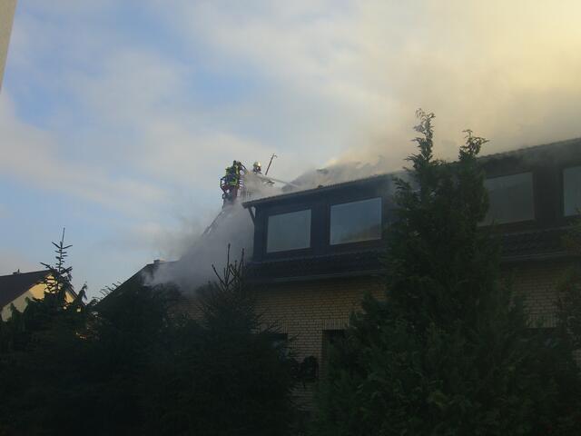 Nur unter umluftunabhängigen Atemschutzgeräten ist der Löscheinsatz von der Drehleiter möglich!