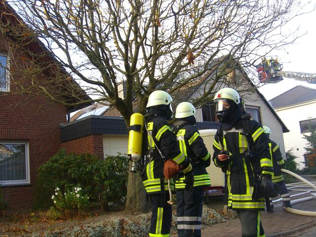 Atemschutzgeräteträger warten auf den Einsatzbefehl