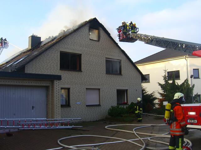Zwei Drehleitern bekämpfen das Feuer