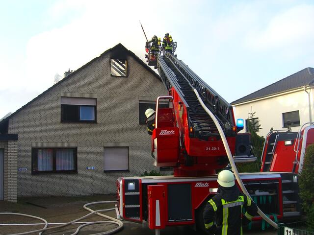 Mit Einreißhaken wird die Dachhaut komplett geöffnet um Glutnester zu bekämpfen