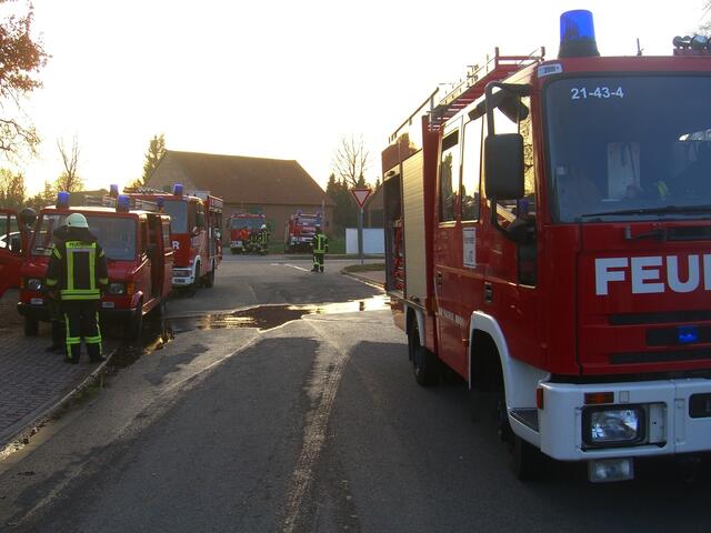 Weitere Einsatzkräfte und Einsatzmittel warten im Bereitstellungsraum an der Jeinser Straße