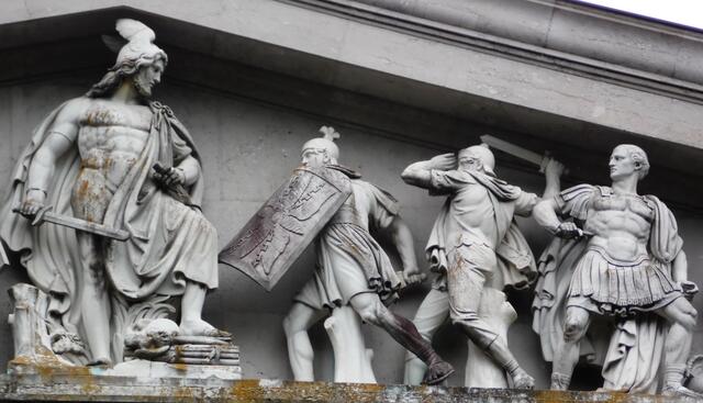 In der Varusschlacht bezwingt Arminius die römischen Legionen.
