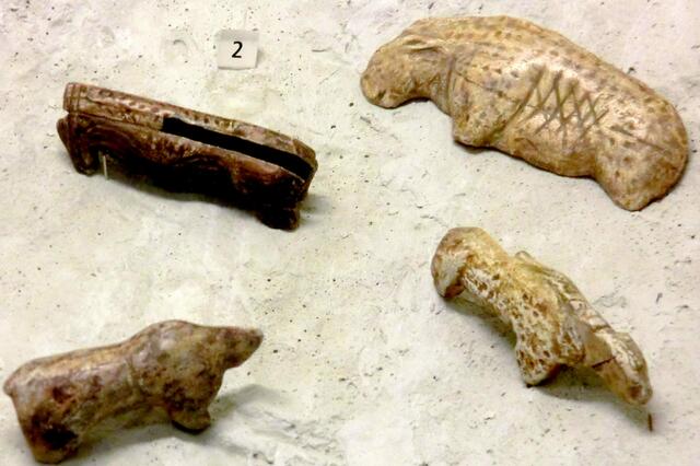 Höhlenlöwen aus den Fundkomplexen bei Ulm (Lonetalt etc.) Mammutelfenbein. Einige sind durch Kreuz-Ritzung rituell getötet