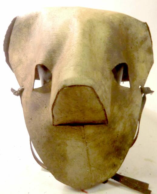 Nachbau einer Ledermaske durch einen einfachen T-Schnitt unter der Nase/Schnautze und Zusammenfügen der Haut, so dass sich die Nase vorwölbt