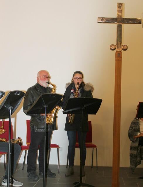 Elena Mayer (rechts) und Manfred-Andreas Lipp spielten "Pie Jesu" aus dem Requiem von Andrew Lloyd Webber.