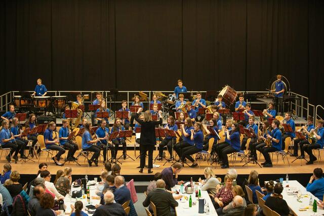 Das Jugendorchester, unter der Leitung von Heike Mayr-Hof, nahm im 2. Teil des Konzertes auf der Bühne Platz.