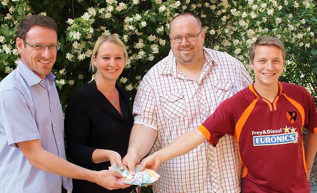 Die Überreichung der Vatertagsspende an das Hospiz, v.l.: Jürgen Werner (Hospizgruppe Meitingen und Umgebung), Katharina Meier (Trainer Volleyballteam), Marcus Schröder (Abt.leiter Volleyball), Maximilian Neuner (sportl. Leiter Fußball) (Foto: Peter Heider)