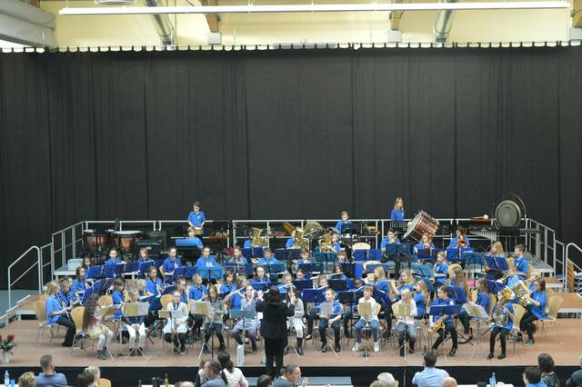 Das Vororchester und die Bläserklasse musizierten, unter der Leitung von Karolina Wörle, gemeinsam.