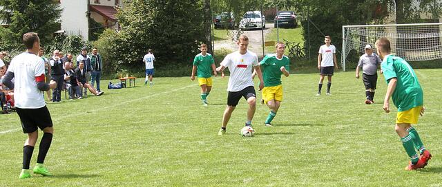 Der FC Langenreichen im Zweikampf mit den Turnierzweitplatzierten (Sommerfest Waltershofen)