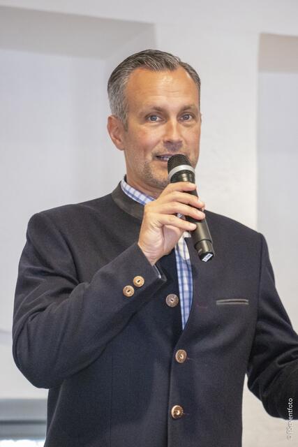 Zum 35. Kreisseniorennachmittag lud der AWO-Ortsverein Friedberg in den großen Saal im Wittelsbacher Schloss Friedberg. Im Bild Friedbergs Bürgermeister Roland Eichmann