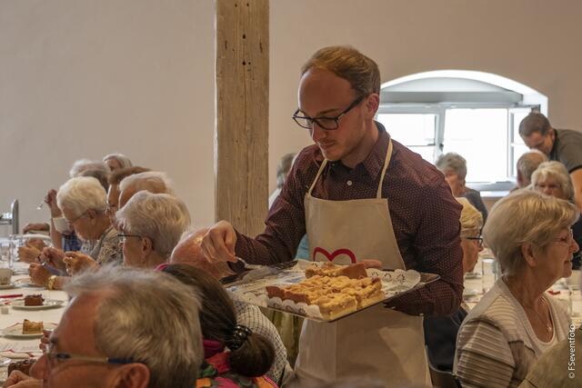 Zum 35. Kreisseniorennachmittag lud der AWO-Ortsverein Friedberg in den großen Saal im Wittelsbacher Schloss Friedberg.