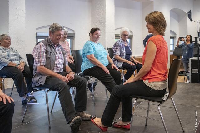 Zum 35. Kreisseniorennachmittag lud der AWO-Ortsverein Friedberg in den großen Saal im Wittelsbacher Schloss Friedberg.