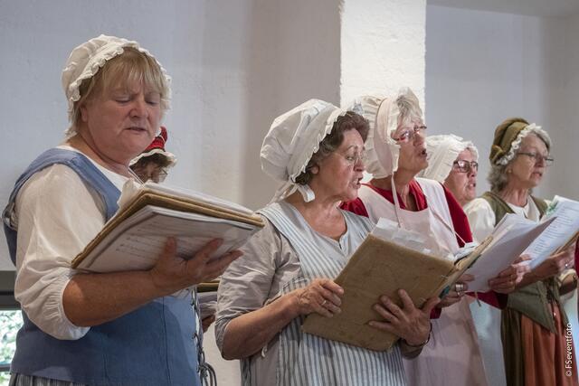 Zum 35. Kreisseniorennachmittag lud der AWO-Ortsverein Friedberg in den großen Saal im Wittelsbacher Schloss Friedberg. Die Friedberger Kräuterweiber beim Auftritt