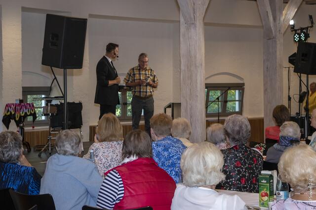 Zum 35. Kreisseniorennachmittag lud der AWO-Ortsverein Friedberg in den großen Saal im Wittelsbacher Schloss Friedberg. Zauberprogramm mit dem Magier Fabien Rebouh