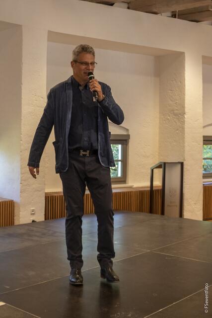 Zum 35. Kreisseniorennachmittag lud der AWO-Ortsverein Friedberg in den großen Saal im Wittelsbacher Schloss Friedberg. Im Bild 1. Vorsitzender Johannes Sasse