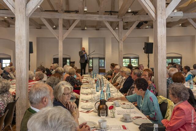 Zum 35. Kreisseniorennachmittag lud der AWO-Ortsverein Friedberg in den großen Saal im Wittelsbacher Schloss Friedberg.