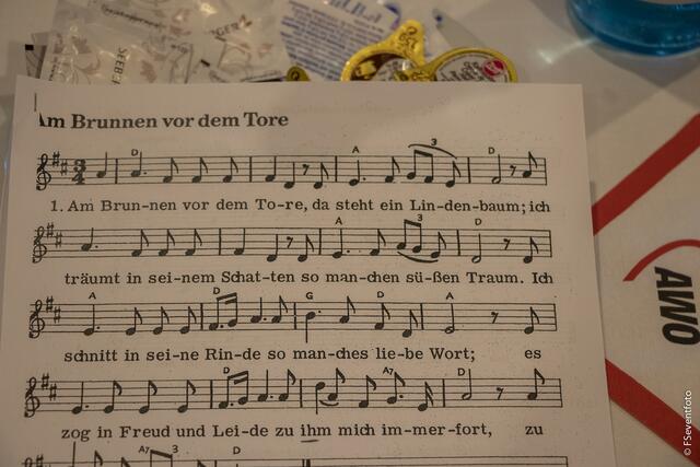 Zum 35. Kreisseniorennachmittag lud der AWO-Ortsverein Friedberg in den großen Saal im Wittelsbacher Schloss Friedberg. Die Friedberger Kräuterweiber beim Auftritt