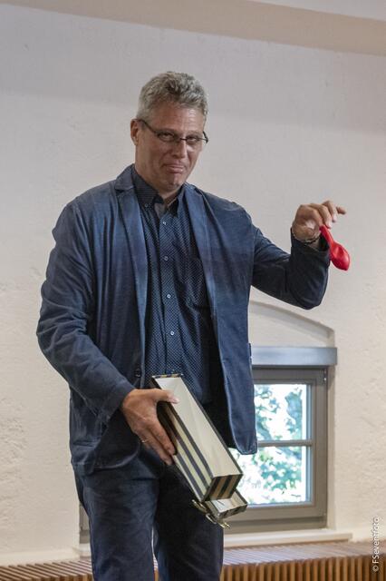 Zum 35. Kreisseniorennachmittag lud der AWO-Ortsverein Friedberg in den großen Saal im Wittelsbacher Schloss Friedberg. Zauberprogramm mit dem Magier Fabien Rebouh, Assistent: Johannes Sasse