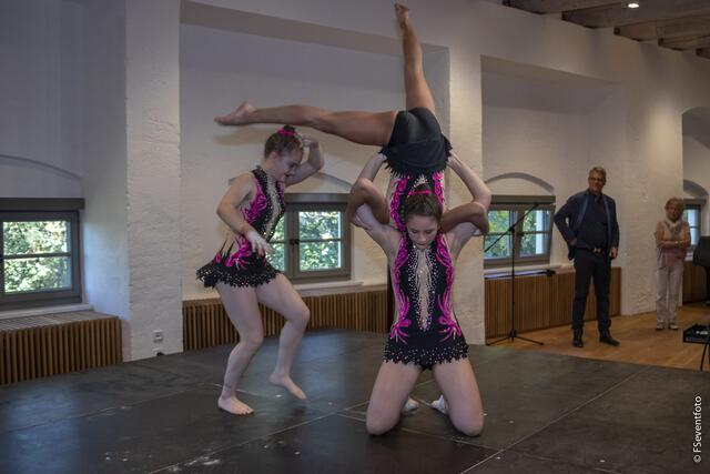 Zum 35. Kreisseniorennachmittag lud der AWO-Ortsverein Friedberg in den großen Saal im Wittelsbacher Schloss Friedberg. Die Aufführung des Sportakrobatik-Trios vom TSV Friedberg mit Emily, Saschi und Elena war der Höhepunkt des Bühnenprogramms