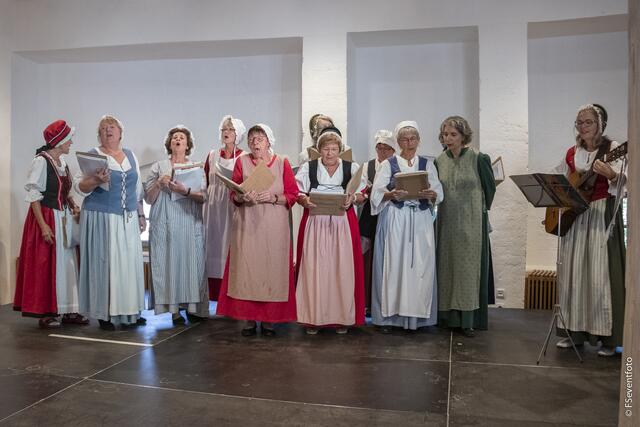 Zum 35. Kreisseniorennachmittag lud der AWO-Ortsverein Friedberg in den großen Saal im Wittelsbacher Schloss Friedberg. Die Friedberger Kräuterweiber beim Auftritt