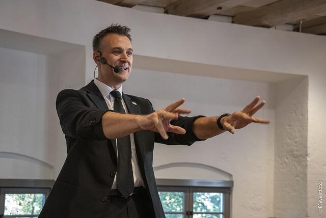 Zum 35. Kreisseniorennachmittag lud der AWO-Ortsverein Friedberg in den großen Saal im Wittelsbacher Schloss Friedberg. Zauberprogramm mit dem Magier Fabien Rebouh