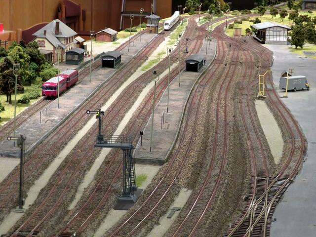 Historische Bahnanlagen im Modell. Gleis 1 ist noch kein Stumpfgleis. Es gibt noch jenseits von Gleis 5 drei weitere Gleise. Die Strecke nach Friedberg ist noch zweigleisig.