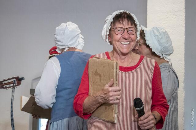 Zum 35. Kreisseniorennachmittag lud der AWO-Ortsverein Friedberg in den großen Saal im Wittelsbacher Schloss Friedberg. Die Friedberger Kräuterweiber beim Auftritt