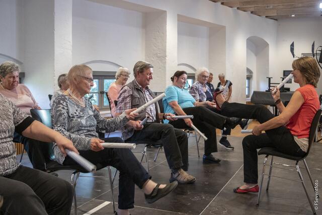 Zum 35. Kreisseniorennachmittag lud der AWO-Ortsverein Friedberg in den großen Saal im Wittelsbacher Schloss Friedberg. Im Bild  die Seniorengruppe des AWO-Seniorenheims Friedberg unter der Leitung von Heike Baumann