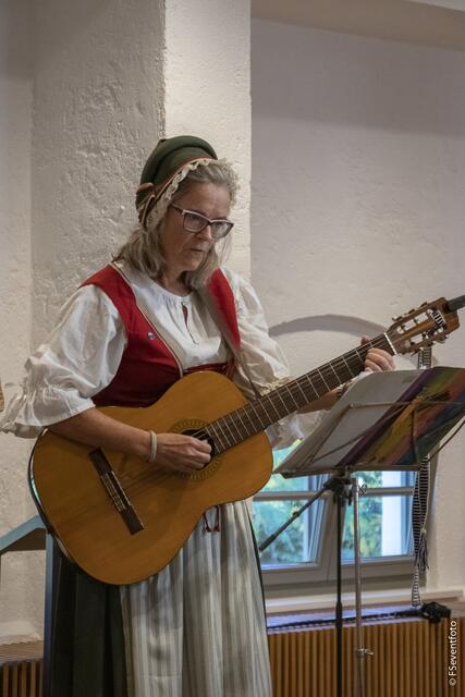 Zum 35. Kreisseniorennachmittag lud der AWO-Ortsverein Friedberg in den großen Saal im Wittelsbacher Schloss Friedberg. Die Friedberger Kräuterweiber beim Auftritt