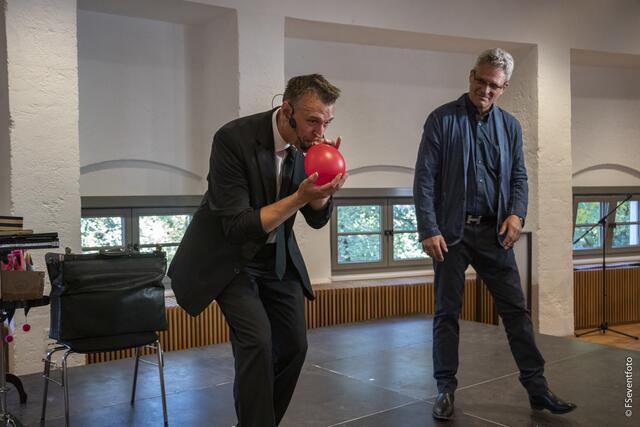 Zum 35. Kreisseniorennachmittag lud der AWO-Ortsverein Friedberg in den großen Saal im Wittelsbacher Schloss Friedberg. Zauberprogramm mit dem Magier Fabien Rebouh, Assistent: Johannes Sasse
