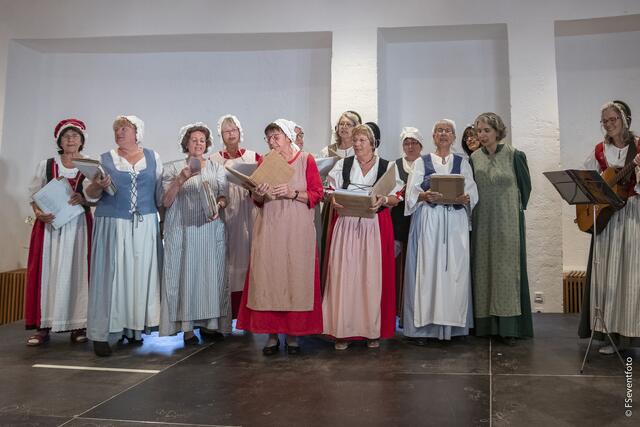 Zum 35. Kreisseniorennachmittag lud der AWO-Ortsverein Friedberg in den großen Saal im Wittelsbacher Schloss Friedberg. Die Friedberger Kräuterweiber beim Auftritt